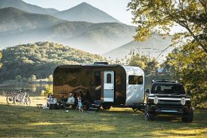 Werbefotografien des Herstellers zeigen den Lifestyle-Caravan Coast Model 1 von innen und von außen