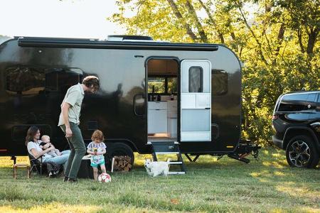 Werbefotografien des Herstellers zeigen den Lifestyle-Caravan Coast Model 1 von innen und von außen