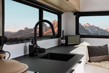 Werbefotografien des Herstellers zeigen den Lifestyle-Caravan Coast Model 1 von innen und von außen