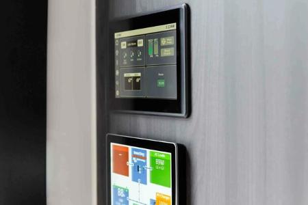 Werbefotografien des Herstellers zeigen den Lifestyle-Caravan Coast Model 1 von innen und von außen