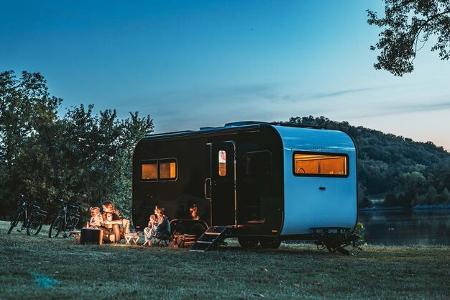 Werbefotografien des Herstellers zeigen den Lifestyle-Caravan Coast Model 1 von innen und von außen