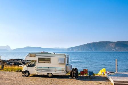 Ford Transit am Wasser