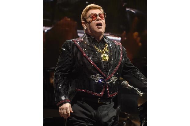 Elton John hat sich nach einer über mehrere Jahre ausgedehnte Abschiedstour jetzt zur Ruhe gesetzt, doch dass er selbst mit Mitte Siebzig noch so aktiv auf Tour war, hat er vor allem dem Herzschrittma ...