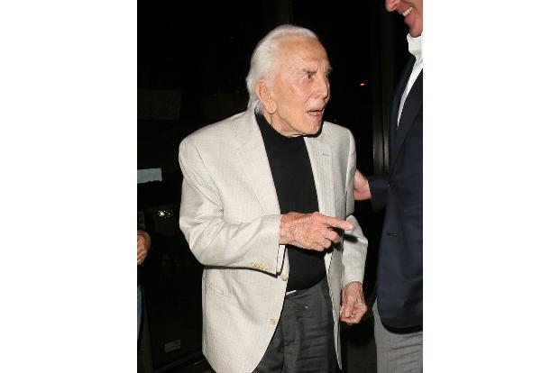 Der mittlerweile verstorbene Kirk Douglas musste sich 1989 nach einem Herzinfarkt einer Schrittmacher-OP unterziehen. Wie gut die kleinen Geräte sind, zeigt sich allein daran, dass er noch weitere 30 lebte und 103 Jahre alt wurde.