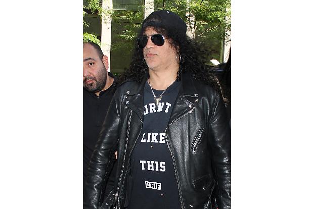 Slash, Gitarrist bei Guns N'Roses, hatte sein Herz durch exzessiven Alkohol- und Drogenkonsum geschädigt. Mittlerweile ist er trocken und dank eines Herzschrittmachers auch immer noch bei uns.