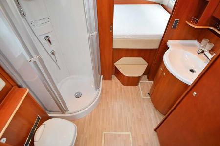 Typisch für den Charisma ist die große Dusche und die offene Badgestaltung.