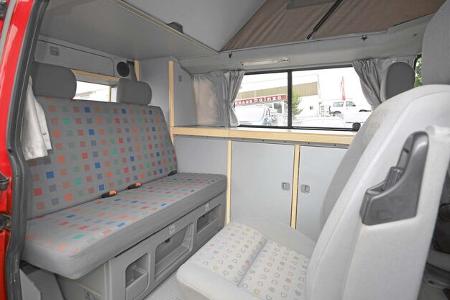 Serienmäßig gibt es vier Plätze mit Gurten.