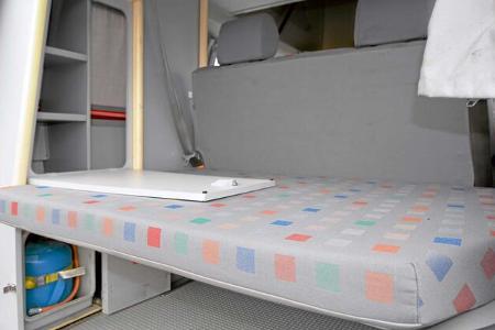 Etwas umständlich ist der Zugang zum Kleiderschrank im Heck.