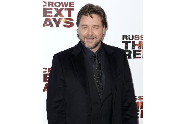 Dabei hätte Russell Crowes Karriere beinahe einen ganz anderen Verlauf genommen: Zunächst war es nämlich vor allem die Musik, die ihn begeisterte: In den frühen Achtzigern veröffentlichte er als Russ Le Roq mehrere Singles in Neuseeland.