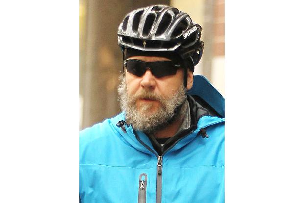 Russell Crowe ist vielseitig: So engagiert sich der Star auch politisch. 2022 stellte er seine Stimme für einen Wahlkampfspot der Labour Party in Australien zu Verfügung. Zudem kritisierte er immer wi ...