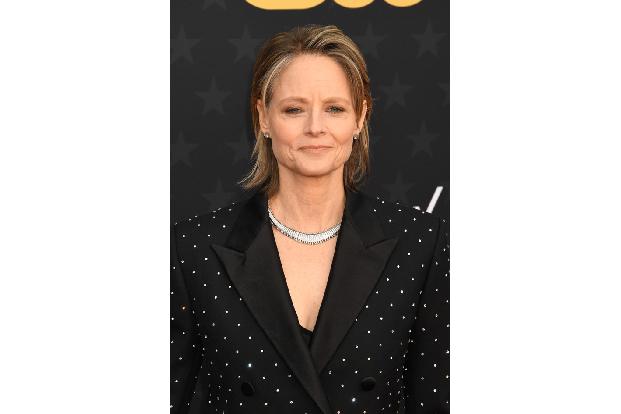 Lange Zeit hielt sich das Gerücht, Russell Crowe sei der Vater von Jodie Fosters Sohn Charlie — er und seine Kollegin waren bei den Golden Globes 2000 gesehen worden, wie sie sich umarmten und küssten.