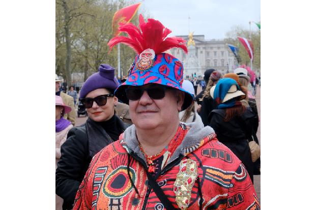 London ist jedoch nicht der einzige Ort, an dem regelmäßig Spaziergänge unter bunten Hüten organisiert werden.