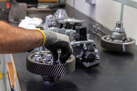 Abarth 600E Elektro-SUV Erlkönig Montage Zahnrad