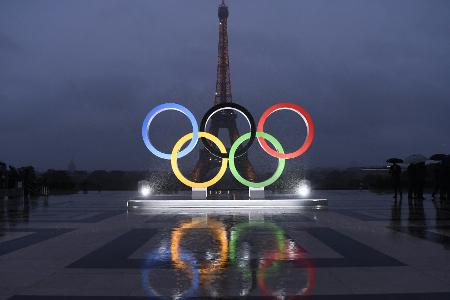 Olympische Ringe werden auf dem Eiffelturm angebracht