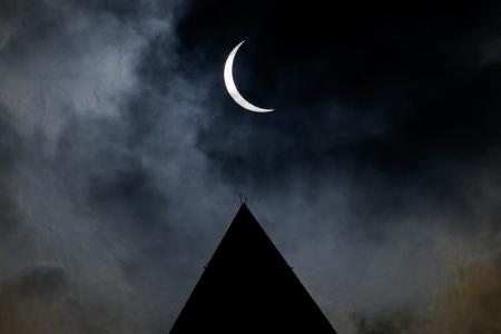 Es entstanden spektakuläre Bilder wie hier über dem Washington Monument. Kein Wunder, dass auch Promis vom SoFi-Fieber ergriffen wurden und auf Instagram eifrig Updates posteten.