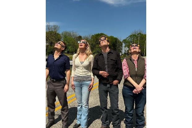 Kevin Bacon und seine Co-Stars Jennifer Nettles und Beth Grant nahmen sich eine Drehpause am Set von 'The Bondsman'.