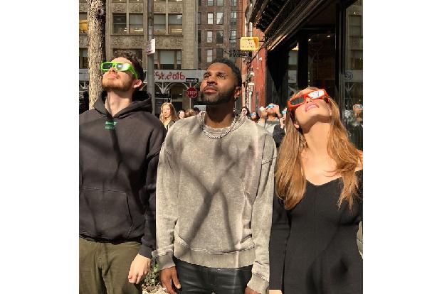 Kinder, probiert das nicht zuhause! Jason Derulo schien sich allen Anweisungen zu widersetzen und blickte direkt in die Sonne. Ein hastig hinterhergeschobenes Video zeigte dann aber, dass es nur Teil eines Gags im Sinne von 