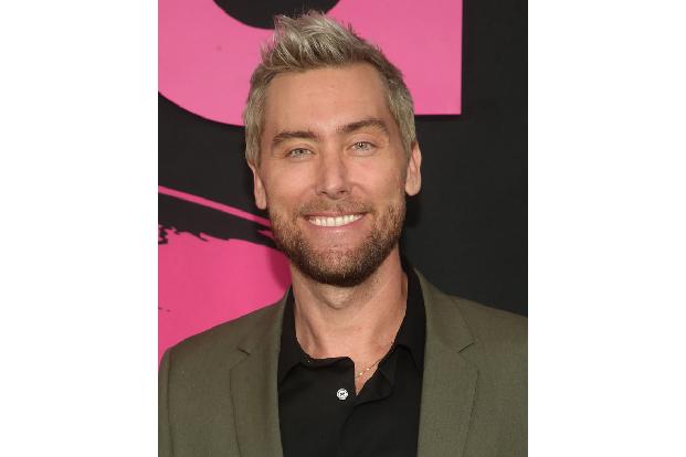 Lance Bass wählte den umgekehrten Ansatz - er mahnte schon vorher in einem Video, auf keinen Fall ohne Brille in die Sonne zu schauen und machte Werbung für die NASA-Streams des Ereignisses.