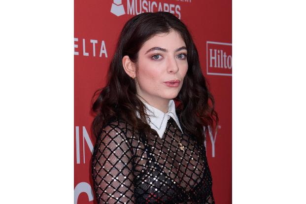 Lorde hatte keine Zeit für Updates auf Social Media. Mehrere Nutzer*innen berichteten auf X/Twitter, dass sie die Sängerin mitten in einer großen Menge im Washington Square Park in New York gesehen ha ...