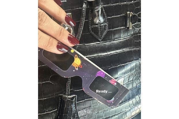 Für Model Irina Shayk war die Schutzbrille am Montag das Mode-Accessoire Nummer Eins, und sie...