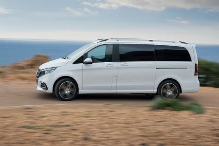 Die neue Mercedes-Benz V-Klasse – Exterieur, Ausstattung u.a. AVANTGARDE, AMG Line, bergkristallweiß metallic, MBUX Widescreen Cockpit, Komfortsitze, Leder Lugano schwarz, AMG Zierelement // The new Mercedes-Benz V-Class – Exterior, equipment among o