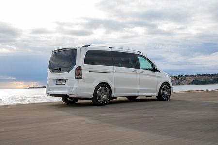 Die neue Mercedes-Benz V-Klasse – Exterieur, Ausstattung u.a. AVANTGARDE, AMG Line, bergkristallweiß metallic, MBUX Widescreen Cockpit, Komfortsitze, Leder Lugano schwarz, AMG Zierelement // The new Mercedes-Benz V-Class – Exterior, equipment among o