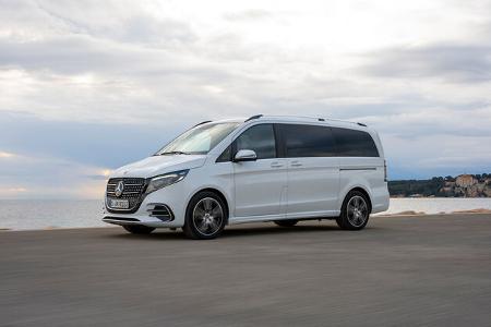 Die neue Mercedes-Benz V-Klasse – Exterieur, Ausstattung u.a. AVANTGARDE, AMG Line, bergkristallweiß metallic, MBUX Widescreen Cockpit, Komfortsitze, Leder Lugano schwarz, AMG Zierelement // The new Mercedes-Benz V-Class – Exterior, equipment among o