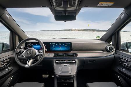Die neue Mercedes-Benz V-Klasse – Exterieur, Ausstattung u.a. AVANTGARDE, hightechsilber metallic, MBUX Widescreen Cockpit, Komfortsitze, Leder Lugano schwarz, Zierelement Holzoptik Olive dunkelgrau // The new Mercedes-Benz V-Class – Exterior, equipme