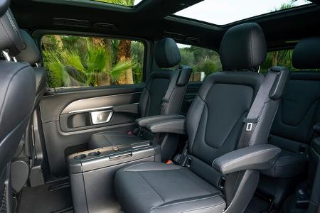 Die neue Mercedes-Benz V-Klasse – Exterieur, Ausstattung u.a. AVANTGARDE, AMG Line, bergkristallweiß metallic, MBUX Widescreen Cockpit, Komfortsitze, Leder Lugano schwarz, AMG Zierelement // The new Mercedes-Benz V-Class – Exterior, equipment among o