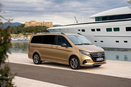 Der neue Mercedes-Benz EQV – Exterieur, Ausstattung u.a. AVANTGARDE, kalaharigold metallic, MBUX Widescreen Cockpit, Luxussitze, Leder Lugano schwarz, Zierelement Holzoptik Olive dunkelgrau 