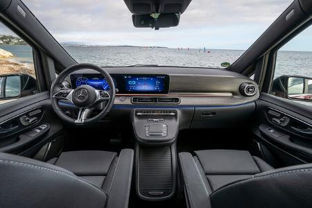 Der neue Mercedes-Benz EQV – Exterieur, Ausstattung u.a. AVANTGARDE, hyazinthrot metallic, MBUX Widescreen Cockpit, Komfortsitze, Leder Lugano schwarz, Zierelement Holzoptik Olive dunkelgrau // The new Mercedes-Benz EQV – Exterior, equipment among oth