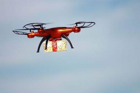 drohne mit geschenk