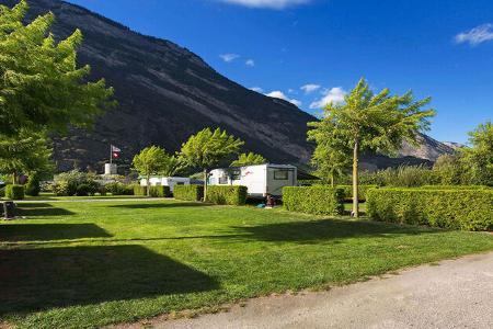 Campingvans, Rasen, BŠume, Hecken, Berge, Himmel