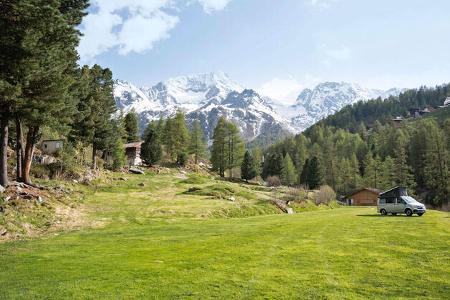 Wiese, Campingvan, HŸtte, NadelbŠume, Berge, Himmel