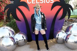 Nach gelöster Verlobung: Megan Fox mit blauem Haar beim Coachella