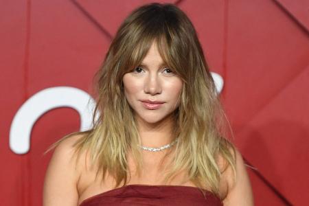 Suki Waterhouse verrät bei Coachella-Auftritt Geschlecht ihres Babys