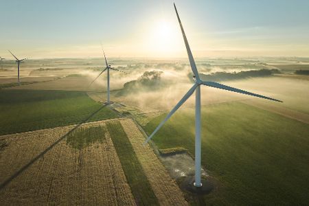 Windkraftanlagen auf einem Feld aus der Drohnenperspektive
