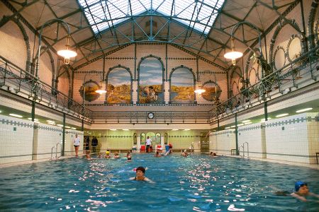 Blick auf Becken und Wandmalerei im Stadtbad Charlottenburg