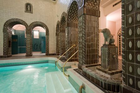 Blick auf die Wasserspeier in der Kaiser-Friedrich-Therme in Wiesbaden