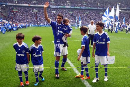 28. April 2012 - Raúl wird beim FC Schalke verabschiedet - ebenfalls in der Bundesliga aktiv: Lukas Podolski für den 1. FC Köln, Marco Reus für Borussia Mönchengladbach, Florian Kringe für den BVB, Hasan Salihamidzic für den VfL Wolfsburg, Tim Wiese für Werder Bremen, Michael Ballack für Bayer Leverkusen, Heung-min Son für den HSV, Tom Starke für die TSG Hoffenheim sowie Otto Rehhagel und Krassimir Balakov als Trainer bei Hertha BSC bzw. beim 1. FC Kaiserslautern.