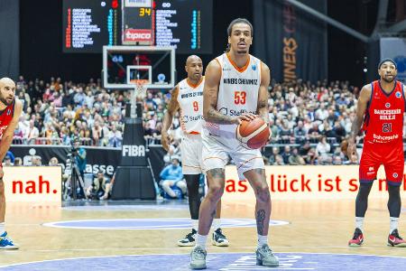 Chemnitz mit Hand am Pokal: 