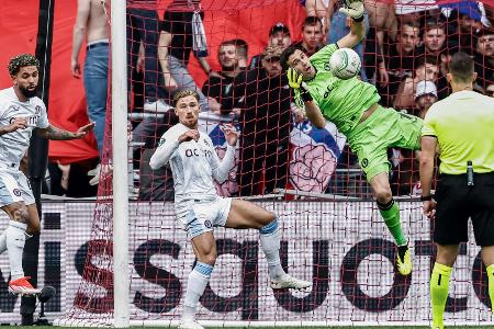 WM-Held Martinez pariert im Elfmeterschießen für Aston Villa