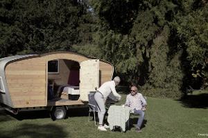 Innen- bzw. Außenansicht des Free Chilli Wohnwagens aus Holz.