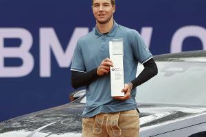 Premiere mit Siegerpokal: Struff findet's "unfassbar schön"