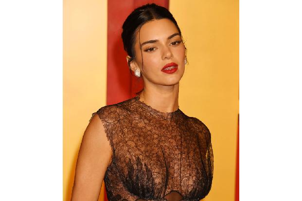 Kendall Jenner nutzte wie nicht wenige die Gelegenheit für ein wenig Eigenwerbung — sie pries mit dem Foto einer grünen Agaven-Plantage die Nachhaltigkeit ihrer Tequilamarke 818 an.