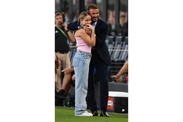 Die Beckhams machten sich dreckig: David posierte mit Tochter Harper beim Gärtnern…