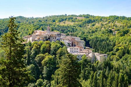 Erdbebenregion, Trutzburgen, Berghänge im Grünen