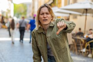 verärgerte Frau senkt den Daumen