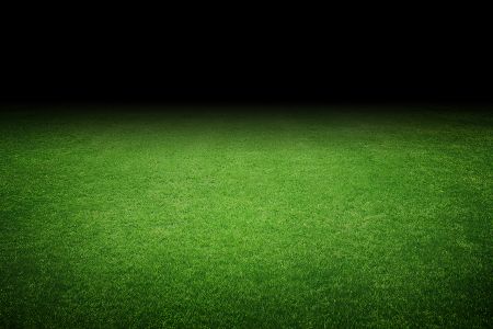 Leeres Stück Rasen bei Nacht