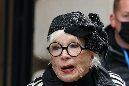 90 Jahre und kein bisschen leise - Hollywood-Legende Shirley MacLaine steht immer noch vor der Kamera, überraschte zuletzt unter anderem mit ihrer Gastrolle in der Kultserie ‘Only Murders In The Building’.